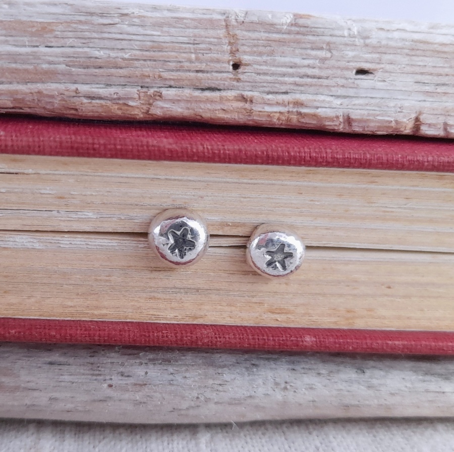 Mini Pebble Starfish Earstuds - Image 1