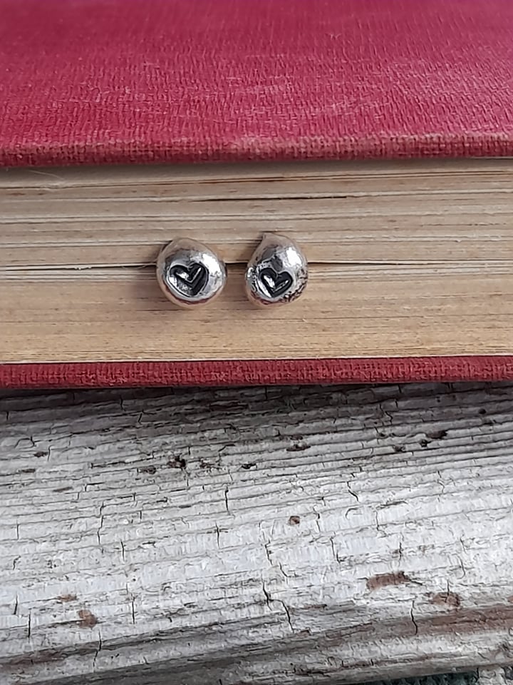 Mini Pebble Heart Earstuds (Tiny) - Image 2