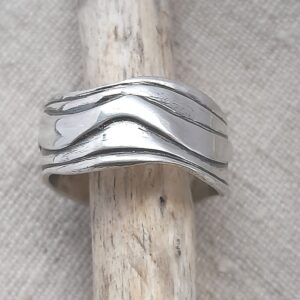 Broad Wave Ring