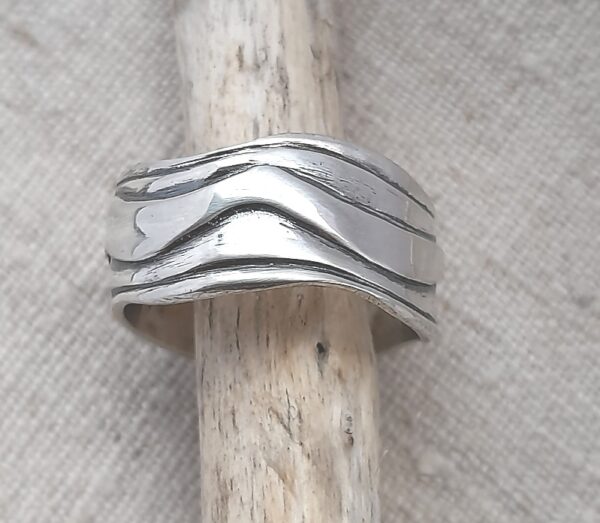 Broad Wave Ring