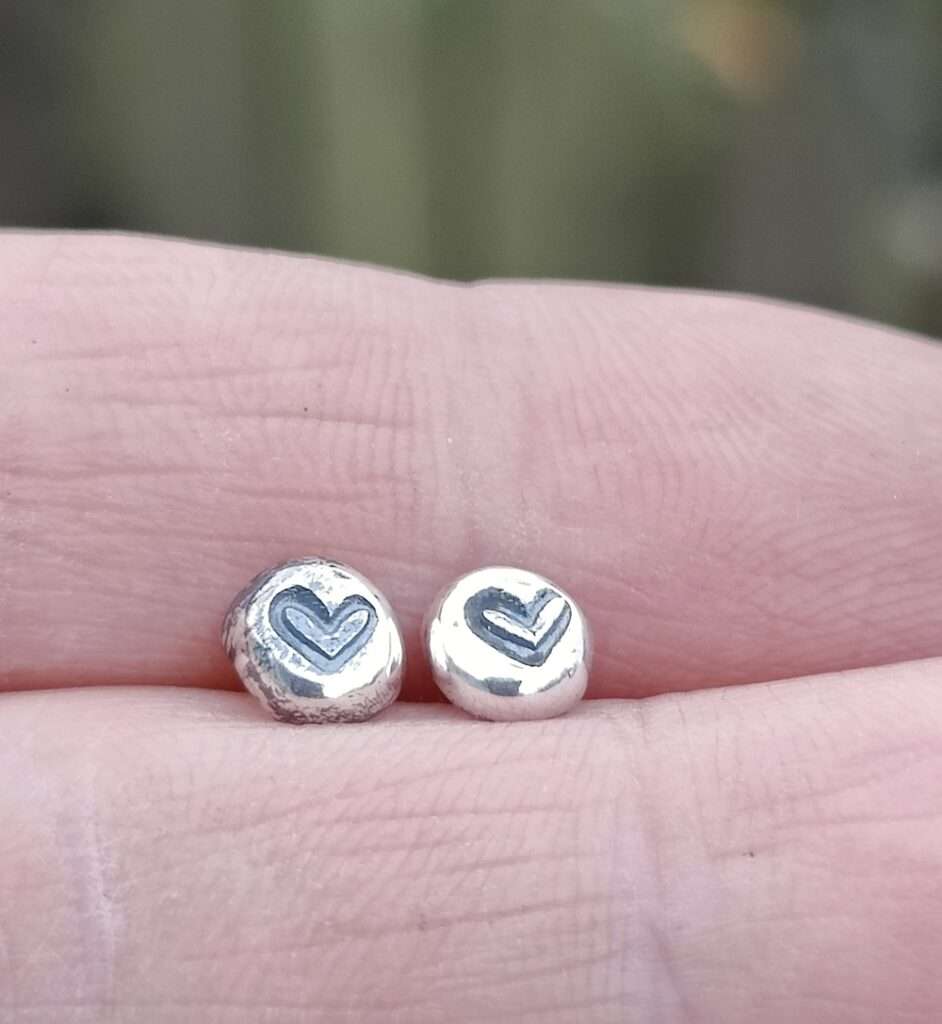 Mini Pebble Heart Earstuds (Tiny)