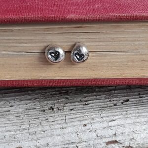 Mini Pebble Heart Earstuds (Tiny) - Image 2