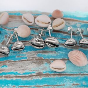 Grotie Buckie - Cowrie Shell Ear Studs-Large - Image 3