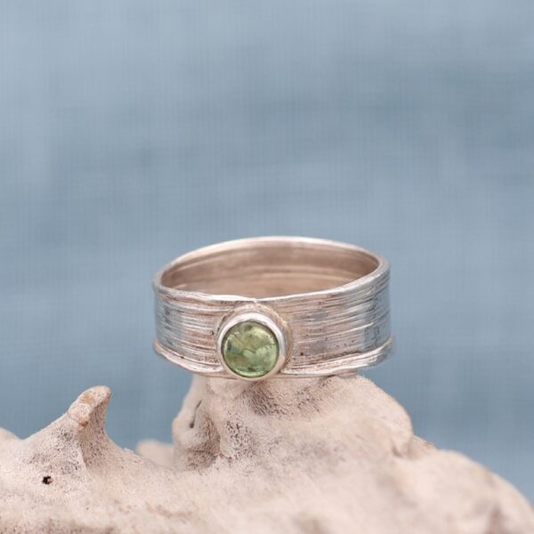 Sea Ribbons Wide Ring Peridot